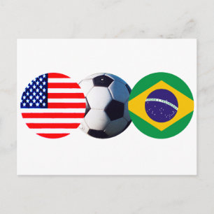 Der Fußball-Ball in Brasilien und die USA Flaggen  Postkarte