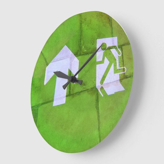 Der Fußboden führt den Weg. Große Wanduhr (Winkel)