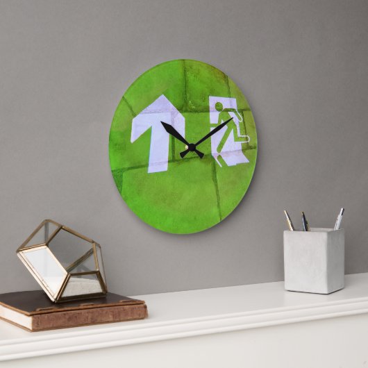 Der Fußboden führt den Weg. Große Wanduhr (Büro)