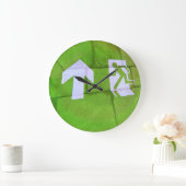 Der Fußboden führt den Weg. Große Wanduhr (Zuhause)