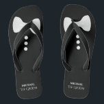 Der Garten. Fun White Bow Krawatte & Buttons Hochz Badesandalen<br><div class="desc">Diese niedlichen Flip Flops sind perfekt für den Bräutigam,  wenn er bereit ist,  seine Schuhe und sein Party zu klopfen. Sie zeichnen sich durch ein niedliches Smock-Design mit einer weißen Bogen-Krawatte und Tasten oben und seinem Namen und Titel unten aus.</div>