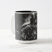 Der gefallene Ritter von BurnsInHell Zweifarbige Tasse (Vorderseite Links)