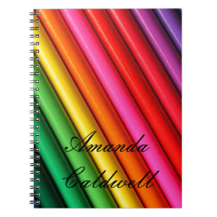 Der gefärbte Regenbogen zeichnet Notizbuch an Notizblock