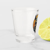 Der geflügelte Schädel.  Schnapsglas (Links)