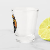 Der geflügelte Schädel.  Schnapsglas (Rechts)