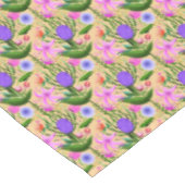 Der geheime Garten von Sea Holly und Lilies Tischdecke (Schrägansicht)