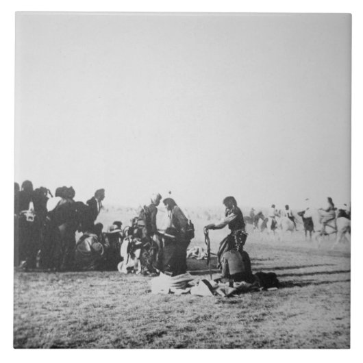 Der Geist-Tanz, South Dakota, 1890 (b/w Foto) Fliese (Vorderseite)