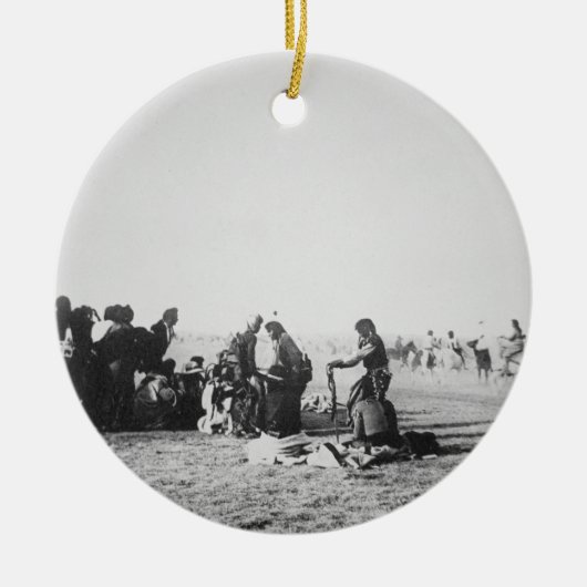 Der Geist-Tanz, South Dakota, 1890 (b/w Foto) Keramikornament (Vorne)