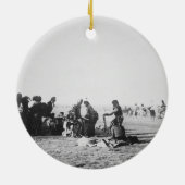 Der Geist-Tanz, South Dakota, 1890 (b/w Foto) Keramikornament (Hinten)