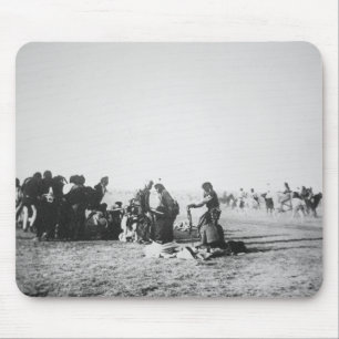 Der Geist-Tanz, South Dakota, 1890 (b/w Foto) Mousepad