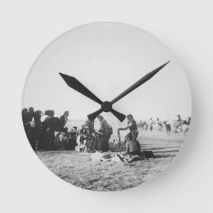 Der Geist-Tanz, South Dakota, 1890 (b/w Foto) Runde Wanduhr