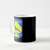 Der Geist von Kiew I steht mit der ukrainischen Kaffeetasse (Vorderseite Links)