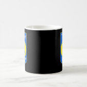 Der Geist von Kiew I steht mit der ukrainischen Kaffeetasse (Mittel)