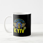Der Geist von Kiew steht mit der Ukraine-As-Fliege Kaffeetasse (Links)