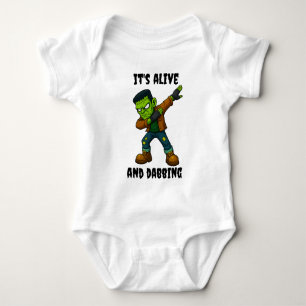Der genähte Monster ist am Leben und dabbt zu Hall Baby Strampler