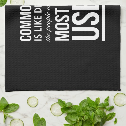 Der gesunde Menschenverstand ist wie Deodorant, di Geschirrtuch (Gefaltet)