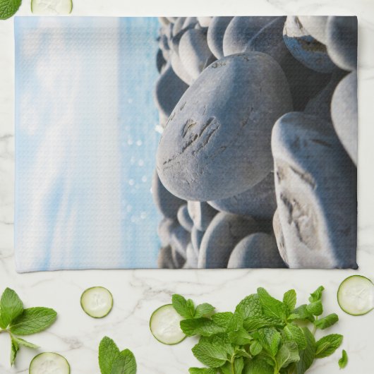 Der gewitterte Felsstrand mit Meer und Himmel Geschirrtuch (Gefaltet)