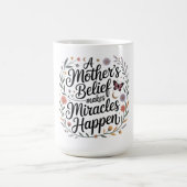 Der Glaube einer Mutter bewirkt Wunder Kaffeetasse (Mittel)