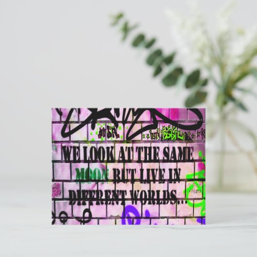 Der gleiche Mond verschiedene Welten farbenfrohe G Postkarte (Stehend Vorderseite)