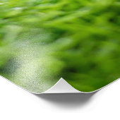 Der Golfball ist auf Abschlag mit grünem Rasen. Fotodruck (Ecke)