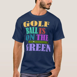Der Golfball ist auf dem grünen Trimix. T-Shirt