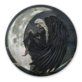 Der gotische Engel sitzt auf dem Mond Keramikknauf