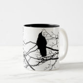 Der gotische Rabe in einem Baum Zweifarbige Tasse (VorderseiteRechts)