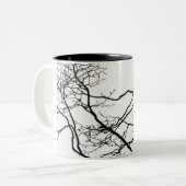 Der gotische Rabe in einem Baum Zweifarbige Tasse (Vorderseite Links)