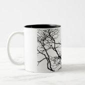 Der gotische Rabe in einem Baum Zweifarbige Tasse (Links)