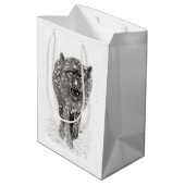 Der graue Schwarze Wolf im Schnee , der wilde Wint Mittlere Geschenktüte (Rückseite Schrägansicht)