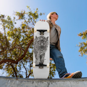 Der graue Schwarze Wolf im Schnee , der wilde Wint Skateboard