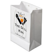 Der Grill-Meister hinzufügen Namen Text Kochen am Mittlere Geschenktüte (Vorderseite Schrägansicht)