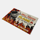 Der Grillmeister lebt hier mit Flammen Fußmatte (Schrägansicht)