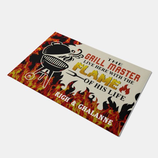 Der Grillmeister lebt hier mit Flammen Fußmatte (Schrägansicht)
