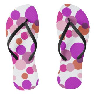 Der große 70er-Polka hat lila Punkte Badesandalen