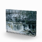 Der Große Fall von Tinkern an einem schneebedeckte Fotoblock (Rechts)