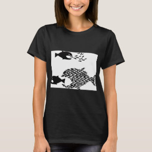 Der große Fisch frisst den kleinen T-Shirt