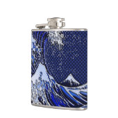 Der große Hokusai Wave Chrome Carbon sieht aus Flachmann (Links)