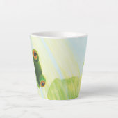 Der große mit Augen grüne Frosch hinter dem Lilien Milchtasse (Vorderseite)