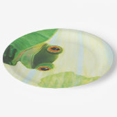 Der große mit Augen grüne Frosch hinter dem Lilien Pappteller (Schrägansicht)