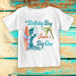 Der große Retro-Geburtstag im Surfen Baby T-shirt<br><div class="desc">Das große 1. Geburtstag Surfen Retro Strand Party personalisierter T - Shirt,  passend T - Shirt für Fotoshootings. Eine große blaue Welle,  Palmen und ein Surfbrett,  schöner Sommer,  Beach-Geburtstag-Party-Thema. Holen Sie sich ein Familienfoto passender T - Shirt.</div>