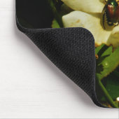 Der grüne Käfer auf der Gelben Rose Mousepad (Ecke)