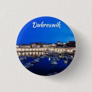 Der Hafen von Dubrovnik und die nachts beleuchtete Button
