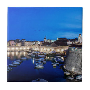 Der Hafen von Dubrovnik und die nachts beleuchtete Fliese