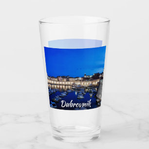 Der Hafen von Dubrovnik und die nachts beleuchtete Glas