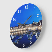 Der Hafen von Dubrovnik und die nachts beleuchtete Große Wanduhr (Winkel)