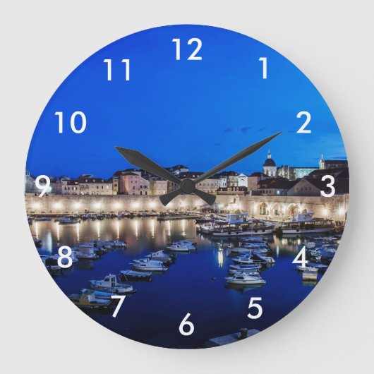 Der Hafen von Dubrovnik und die nachts beleuchtete Große Wanduhr (Vorderseite)
