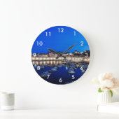 Der Hafen von Dubrovnik und die nachts beleuchtete Große Wanduhr (Zuhause)