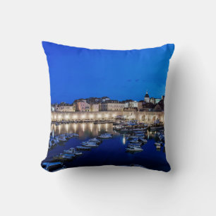 Der Hafen von Dubrovnik und die nachts beleuchtete Kissen
