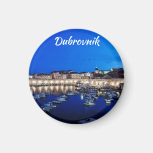 Der Hafen von Dubrovnik und die nachts beleuchtete Magnet